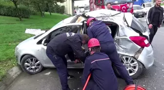 Direksiyon hakimiyetini kaybeden sürücü, servis aracına çarptı: 2 yaralı