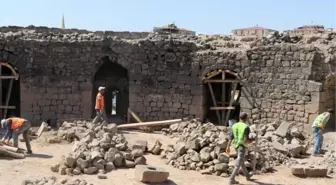 DİYARBAKIR KALESİ'NDE MANCINIK AYAKLARI BULUNDU