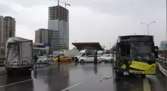 Maltepe'de İETT otobüsüyle kamyonet çarpıştı; D-100 kapandı-1