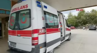 OTOMOBİL BARİYERLERE ÇARPTI; SÜRÜCÜ VE KIZI YARALANDI