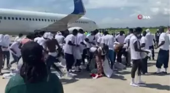 Sınır dışı edilen Haitililer, Texas uçağına yeniden binmeye çalıştı