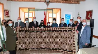 Tuşba'da kilim ve halı kursuna katılanlara sertifikaları verildi