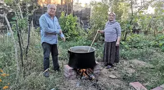 Belediye Başkanı eşiyle birlikte aşkla pekmez kaynattı