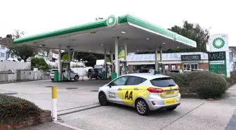 İngiltere'de benzin krizi: Nakliye aracı sürücüleri petrol istasyonlarına akın etti