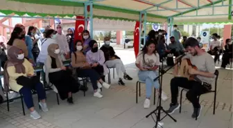 KAMPÜSTE AŞI STANDINI KONSER ALANINA ÇEVİRİP, MÜZİKLE AŞIYA DAVET ETTİLER