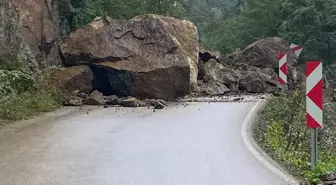 Ordu'da sağanağın ardından yolda heyelan meydana geldi