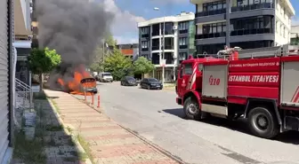 Sancaktepe'de hareket halindeki hafif ticari araç alev alev yandı