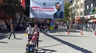 Caddeyi açık hava alışveriş merkezine dönüştürdüler