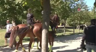 Atlı polislerden Maçka Parkı'nda koronavirüs denetimi