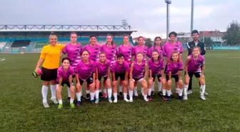 Bilecikspor Kadın Futbol Takımı Sakarya'da galip gelmesini bildi