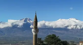 Beyaz gelinliğini giyen Munzur Dağı zirvesinde görsel şölen