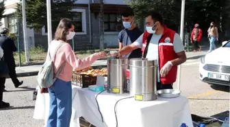 Gölbaşı'nda üniversitelilere çay ve poğaça ikramı