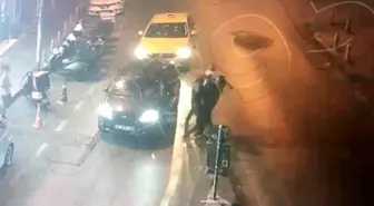 İstanbul'da dehşet anları kamerada: Silahla dizlerinden vurup yerde tekmelediler