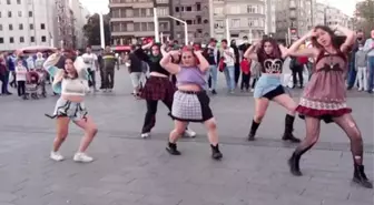 Taksim'in ortasında bir anda dans etmeye başladılar! Kalabalık, video çekmek için birbirine girdi