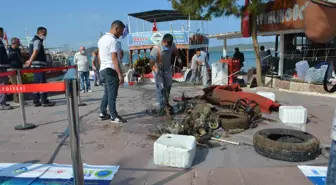 Ayvalık'ta 1 saatlik deniz temizliğinden çıkan atıklar sergilendi