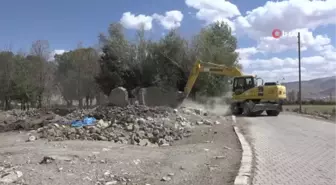 Gürpınar Belediyesi metruk binaların yıkımına devam ediyor