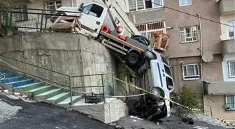 İki araç rampadan duvarın üstüne düştü, çay içen kadın canı pahasına çocuklarına siper oldu