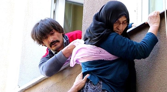 Tedaviyi bir türlü kabul etmiyor! Pencereden atlamak isteyen yaşlı kadını oğlu son anda yakaladı