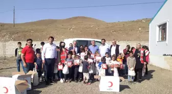 Türk Kızılay Erzurum Şubesi Pasinler'de öğrencilere kırtasiye yardımı yaptı