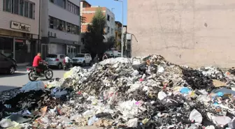 Son dakika haber... Bornova'nın bir tarafında çöp ve diğer tarafında moloz tepecikleri yükseliyor