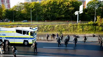 Slovenya'da Kovid-19 tedbirlerini protesto eden gruba polis müdahale etti