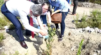 Down sendromlu çocuklar, diktikleri fidanları Başkan Topaloğlu ile birlikte suladılar