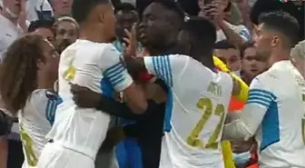 Rakip futbolcuyla gırtlak gırtlağa gelen Diagne'yi 4 kişi tutamadı