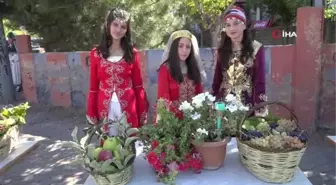 Aksaray'da festivalle bozulan bağlardaki üzümler pekmeze dönüştü