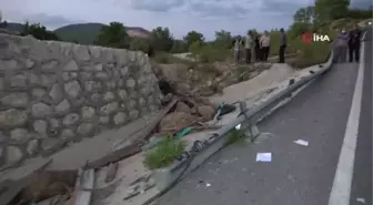 Koyun yüklü kamyon devrildi, baba ve oğlu öldü, anne ağır yaralandı