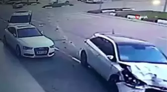 Son dakika! Polis ekip aracıyla otomobilin çarpıştığı kaza kamerada: 2'si polis 3 yaralı