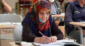 Huzurevindeki yaşlılar okuma yazma eğitimlerine başladı