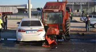 KAVŞAĞA KONTROLSÜZ ÇIKAN TRAKTÖRE OTOMOBİL VE TIR ÇARPTI: 1 ÖLÜ, 2 YARALI