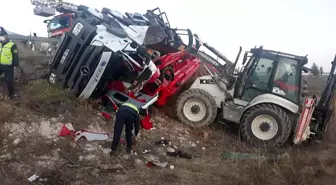 Kütahya'da beton mikseri devrildi, sürücü öldü, bir kişi yaralandı