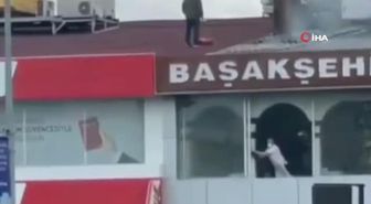 Başakşehir'de yanan bacayı söndürmek için seferber oldular, yangın tüpleri ile çatıya koştular