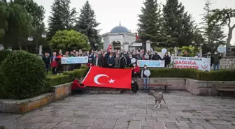 Dünya Yürüyüş Günü'nde Türk bayrağıyla Hayme Ana'nın türbesine yürüdüler