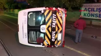 İSTANBUL-GÜNGÖREN'DE SERVİS MİNİBÜSÜ TRAMVAY YOLUNA DEVRİLDİ, SEFERLER AKSADI -1