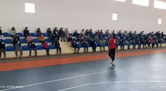 Milli Sporcu Meryem Betül Çavadar öğrencilerle bir araya geldi