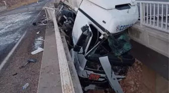 Tanker, köprüde iki yol arasındaki boşlukta asılı kaldı