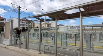 Tramvay durağındaki bakımsızlık dikkat çekiyor