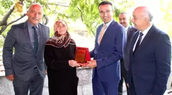 Diyanet vakfına arsa bağış yapan hayırseverlere plaket