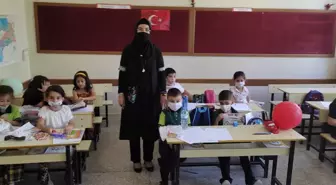 Keban Belediye Başkanı, okula yeni başlayan öğrencilere kırtasiye malzemesi hediye etti