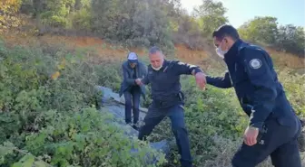 Son dakika gündem: Yamaçtan yuvarlanıp düştüğü yerde mahsur kalan engelliyi polis kurtardı