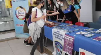 Adana'da polis, üniversite öğrencilerine bilgilendirme çalışması yaptı