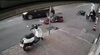 KADIKÖY'DE MOTOSİKLET KAZASI KAMERADA