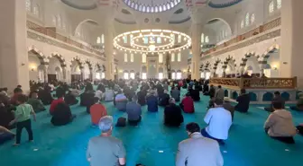 Uzun Mehmet Camii'nde Cuma namazı yoğunluğu