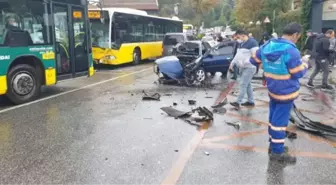 ÜSKÜDAR'DA İETT OTOBÜSÜYLE OTOMOBİL KAFA KAFAYA ÇARPIŞTI