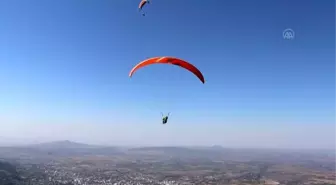 Yamaç paraşütçüleri 1100 rakımdaki yayladan uçuş yaptı