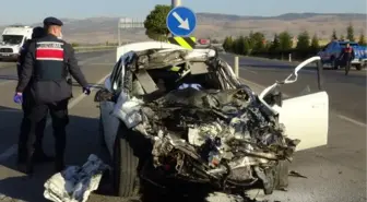 Afyonkarahisar'da otomobille kamyonet çarpıştı, 3 kişi öldü, bir kişi yaralandı