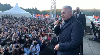 Son dakika: AK Parti Genel Başkanvekili Yıldırım, festivalde öğrencilerle Aşık Veysel'in türküsünü söyledi