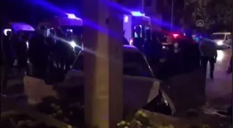 Son dakika haberi! Beton bariyere çarpan otomobildeki 2 kişi öldü, 4 kişi yaralandı